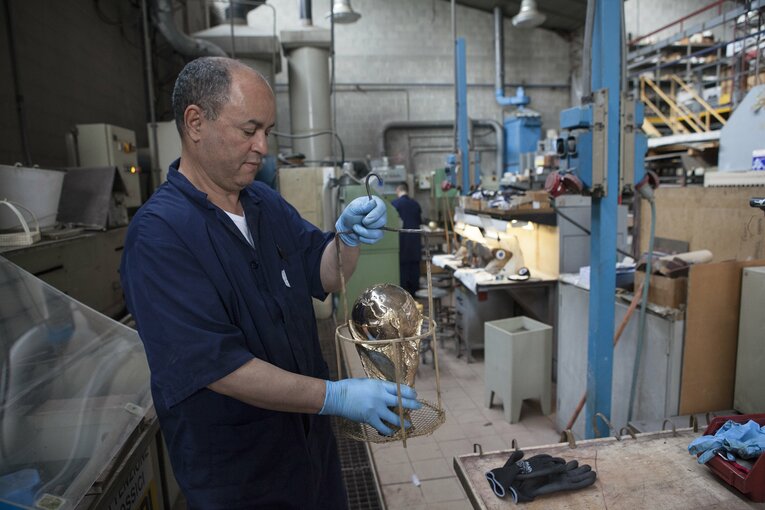 W杯トロフィー「門外不出の製造過程」を特別に撮った…4代目女性社長いわく「情熱が工房の隅々にまで息づいています」(14)
