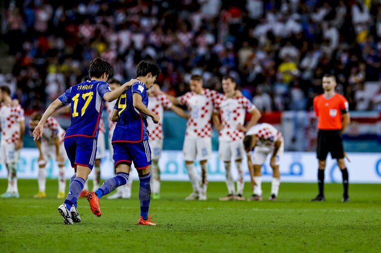 三笘を迎える田中碧　©Kiichi Matsumoto/JMPA