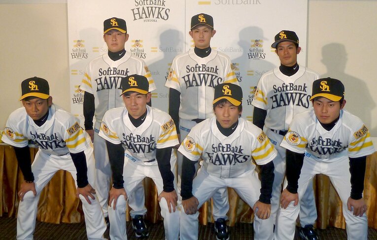 ソフトバンク育成2位で入団した当時の亀澤（前列右から2人目） ©Kyodo News