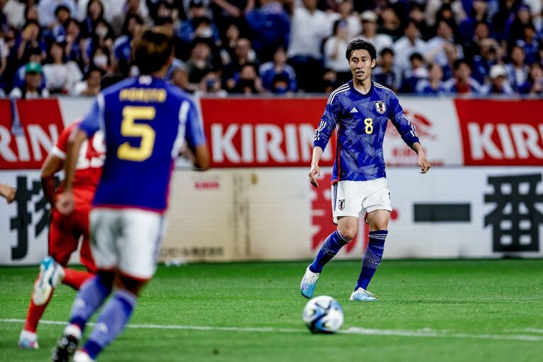 23年6月、ペルー戦での鎌田の「鬼キープとゲームメーク」（全4枚中の3枚目）©Kiichi Matsumoto