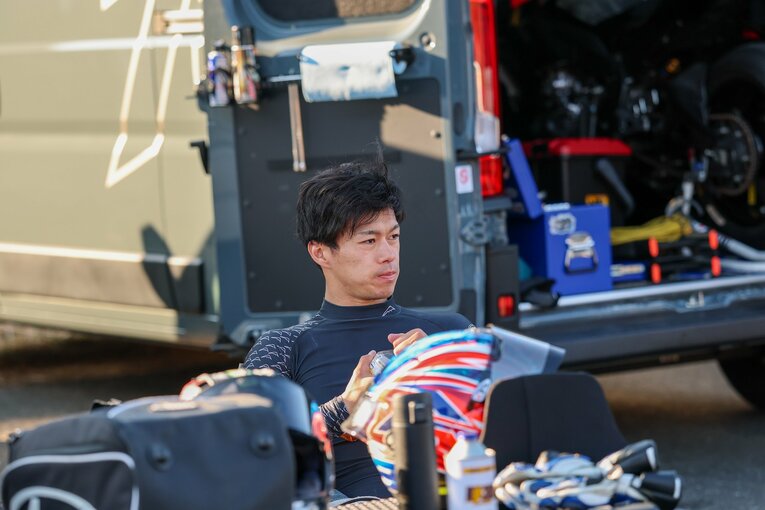 トレーニングの合間には愛車フィアット・デュカトのそばで寛ぐ　©Satoshi Endo