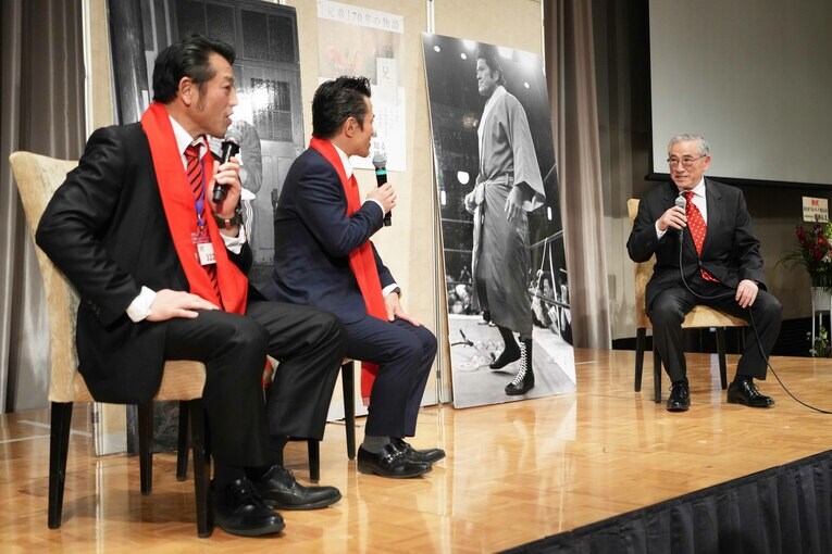 猪木啓介さんと話すアントキの猪木とアントニオ小猪木　©Essei Hara