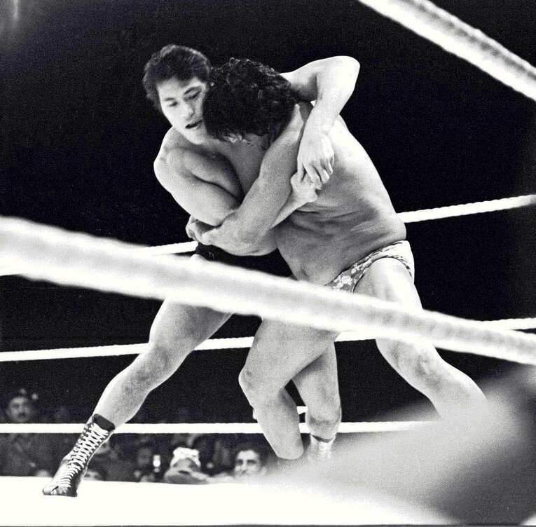 試合は猪木のシュートテクニックにより、一方的な展開に　©東京スポーツ新聞社