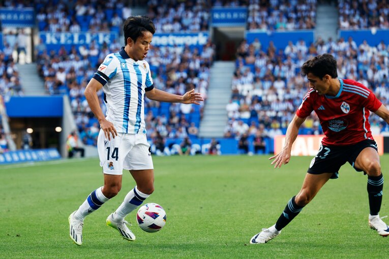 迂闊に飛び込めず、距離を取った対応するDF