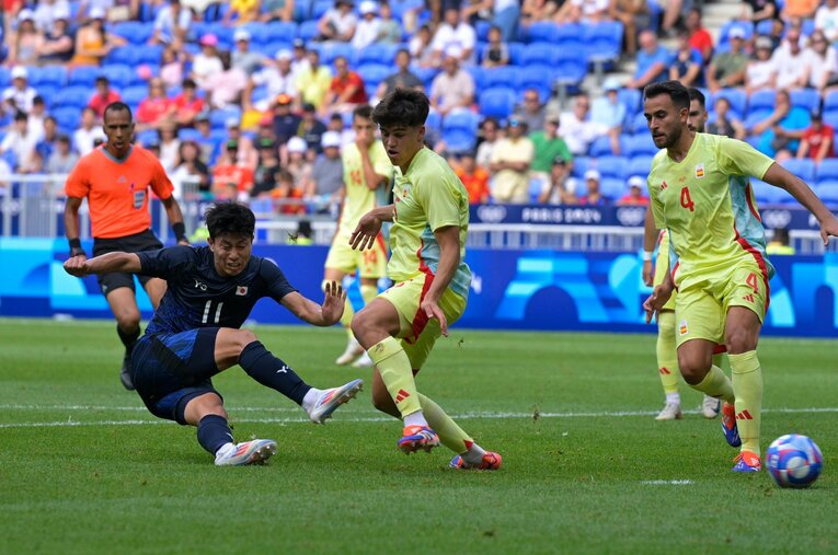 藤田からのパスを細谷が受けた「相手背負ってるのにオフサイド」の一部始終（全20枚中の7枚目）©Koki Nagahama/JMPA