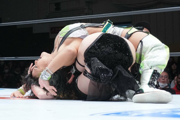 飯田沙耶にフォールされた鹿島沙希。1月10日、後楽園ホール　©Essei Hara