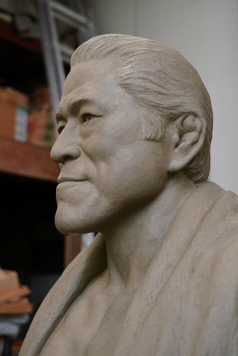 5月9日、完成した粘土の猪木像の原型