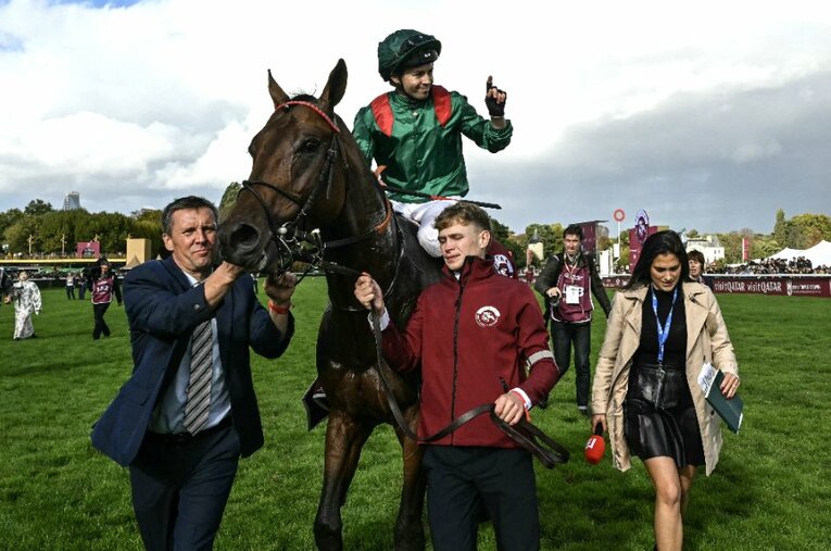 凱旋門賞を制した地元フランスのダリズとミカエル・バルザローナ。3頭が出走した日本馬の最先着はビザンチンドリームの5着だった ／ photograph by AFP/JIJI PRESS