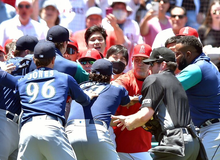 乱闘を止めようとする大谷を敵軍選手から守る水原一平通訳　©JIJI PRESS