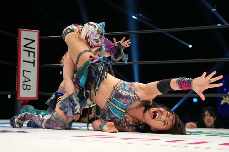 ストレッチマフラーで朱里を攻めるスターライト・キッド　©Essei Hara