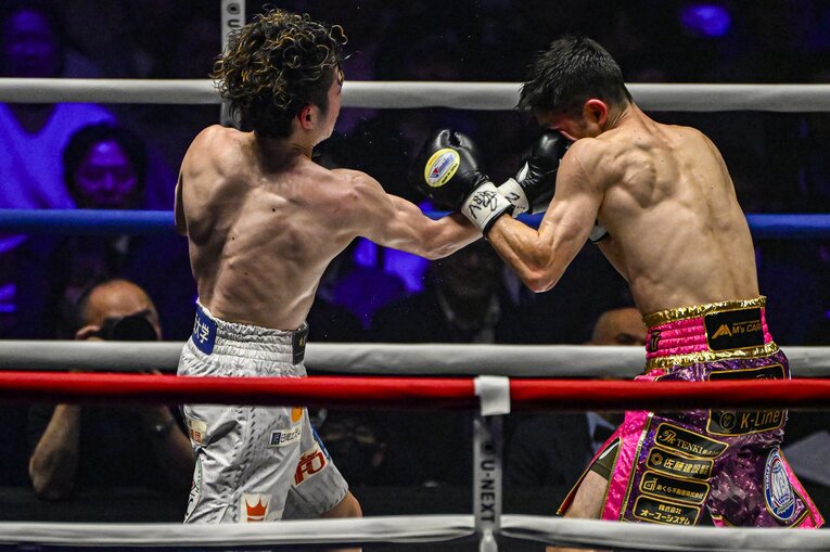 阿久井の顔面にめり込む寺地の右アッパー　©Takuya Sugiyama