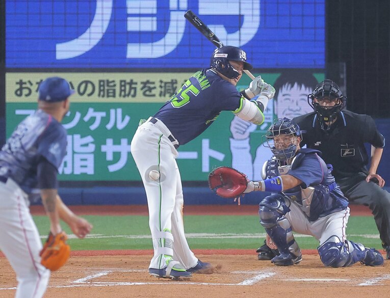 DeNAエスコバーが投げた球がヤクルト村上の右太ももに直撃　©︎Sankei Shimbun