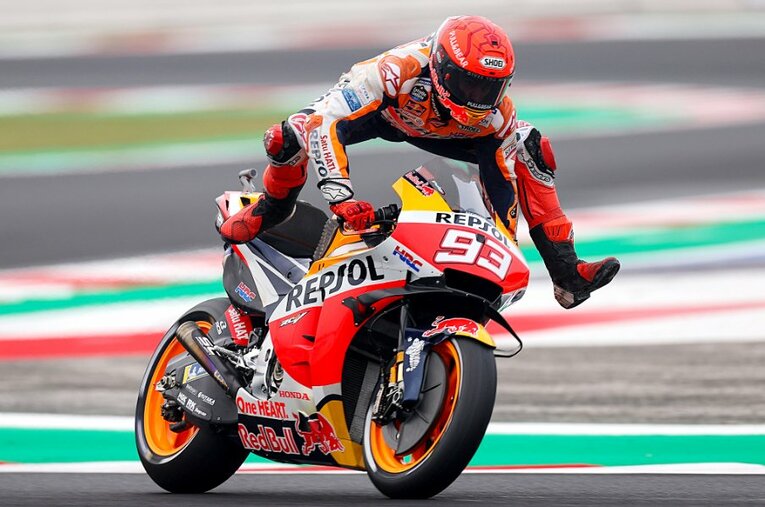 転びそうで転ばない。コース上では軽業師のような走りを披露するマルケスだが、今回はトレーニング中の事故での欠場となる ／ photograph by Satoshi Endo