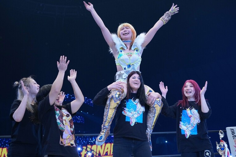 ビー・プレストリーらSTARSのメンバーに祝福される羽南だったが……。4月26日、横浜アリーナ　©Essei Hara