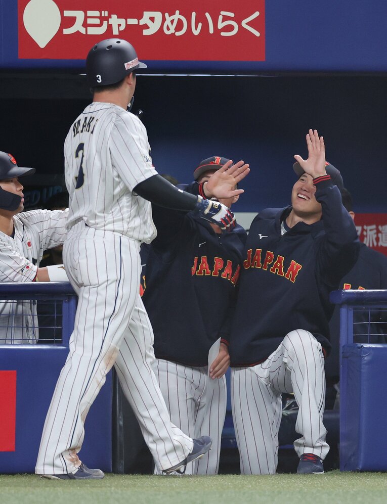 中日との壮行試合で牧のホームランを出迎える大谷、ヌートバー。メジャーリーガーたちが初めてデスターシャを生で目にした瞬間だ　©JIJI PRESS