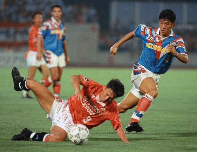 Jリーグ開幕初年度の1993年、マリノス戦で突破をはかる福田正博　©KYODO