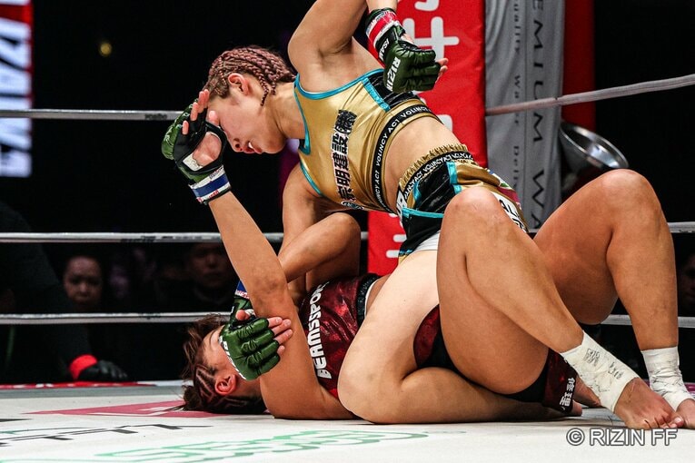 伊澤の反撃　©RIZIN FF