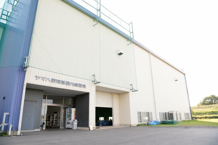 内野以上の広大なスペースと高い天井を有し、屋内の圧迫感を忘れさせる室内練習場 ©Kota Inoue