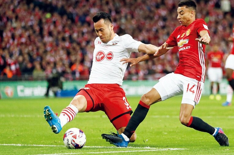 プレミアリーグで日本人最多154試合に出場した吉田麻也が世界最高峰リーグで生き抜くための秘訣を明かした ／ photograph by AFLO