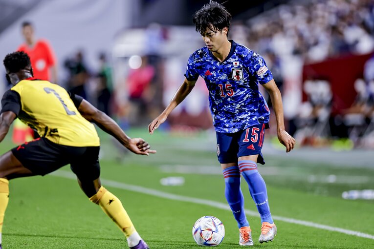 タッチライン際でドリブルする三笘薫　©Kiichi Matsumoto/JMPA