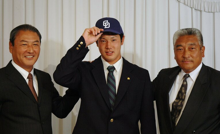 2006年ドラフト会議で、高校生ドラフト1巡目指名を受けた堂上直倫。左が当時の中田宗男スカウト部長、右は中原勇一スカウト　©JIJI PRESS