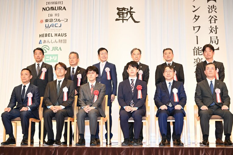 竜王戦主催の関係者とともに写真撮影　©Keiji Ishikawa