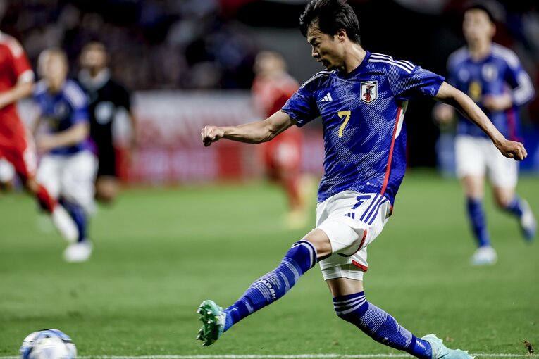 伊東純也にラストパスを出す三笘薫　©Kiichi Matsumoto