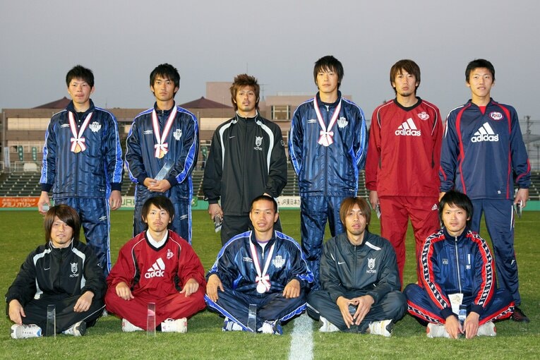 2007年関東大学サッカーベストイレブンの表彰式。前列中央が長友、後列右から3人目が林　©AFLO