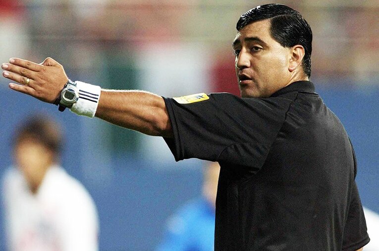 日韓W杯での“迷ジャッジ”後、刑務所に入った経験を持つモレノ氏。これほどまでに“人間の業”を体現した人物も珍しい ／ photograph by Claudio Villa/Getty Images