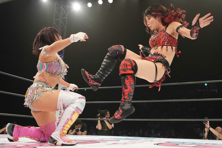 白川未奈にドロップキックを放つ林下詩美