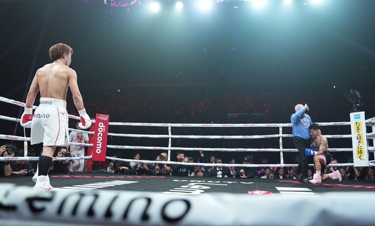 決着の瞬間。ワンツーでダウンしたキムは、苦悶の表情で右わき腹を押さえていた　©Naoki Fukuda