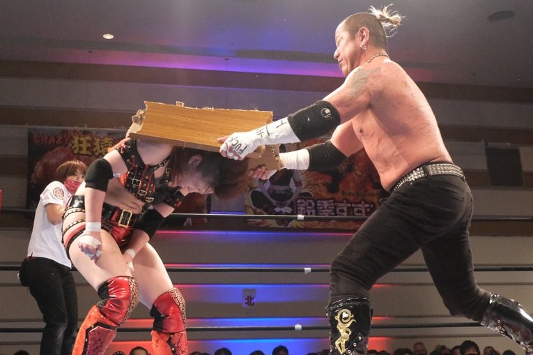 「いつか、傷だらけの背中でウェディングドレスを」 18歳の女子レスラー・鈴季すずが大流血を「嬉しい」と語る理由(43)