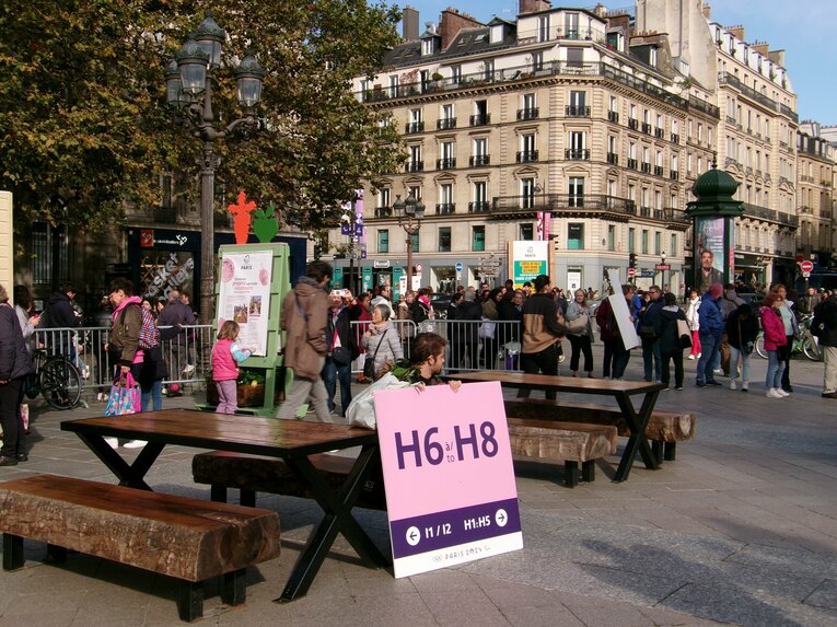 案内看板をゲットした人。家に飾る……のだろうか？　©Yuji Hirooka