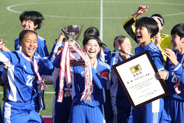 2020年の全日本U-15女子サッカー選手権を制した際の谷川（右端）　©JFA/AFLO