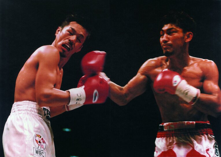 お互いに強烈なパンチを