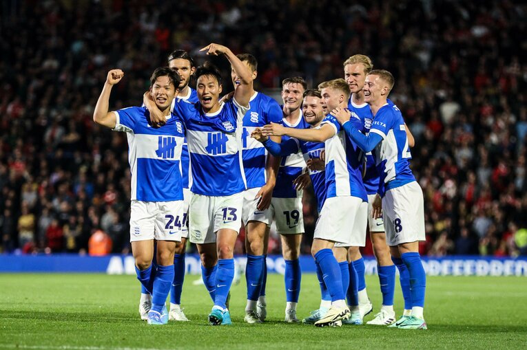 バーミンガムで初ゴールをあげ、チームメイトに祝福される岩田智輝（24番）©︎AFLO