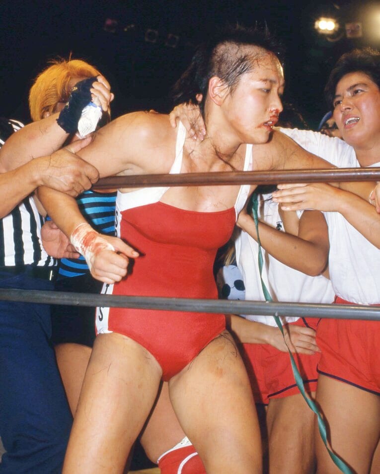 ダンプ松本にバリカンで髪を刈られる長与千種　©東京スポーツ新聞社