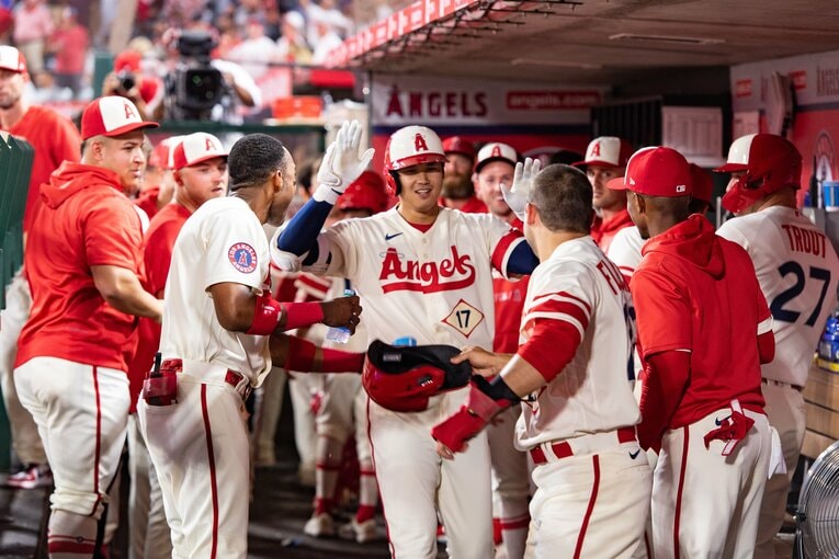 ヤンキース戦にて、ベンチで仲間たちから祝福される大谷　©Nanae Suzuki