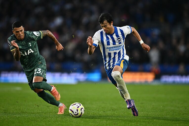 スペイン代表DFペドロ・ポロとマッチアップした三笘。ドリブルに加え、多彩なクロスで混乱させた　©Getty Images