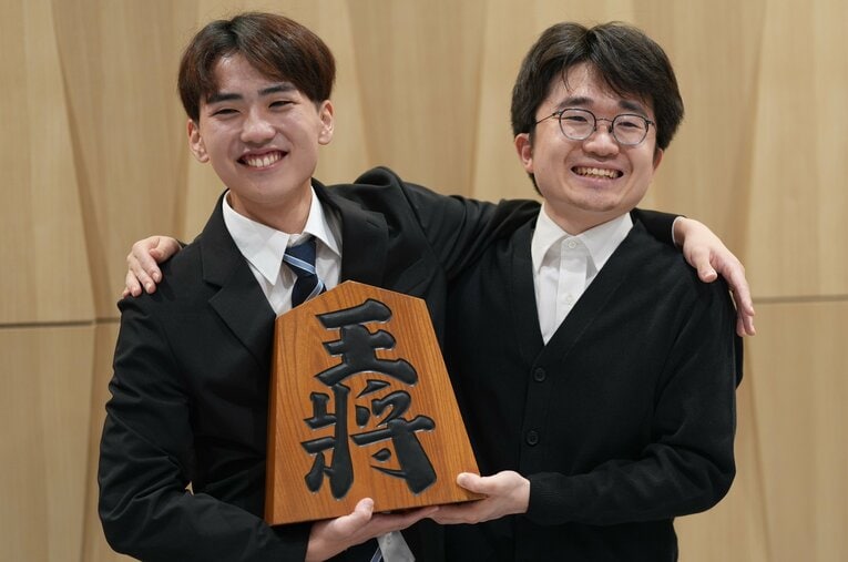 四段昇段を決めた國井勝太三段（左）と渡邊晴磨三段 ／ photograph by Asahi Shimbun