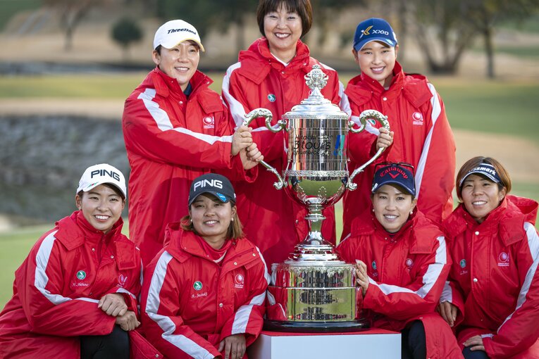 前列左から／渋野日向子、鈴木愛、上田桃子、穴井詩、後列左から／申ジエ、小林浩美JLPGA会長、小祝さくら（2019年 日立3ツアーズ選手権）©︎Takuya Sugiyama