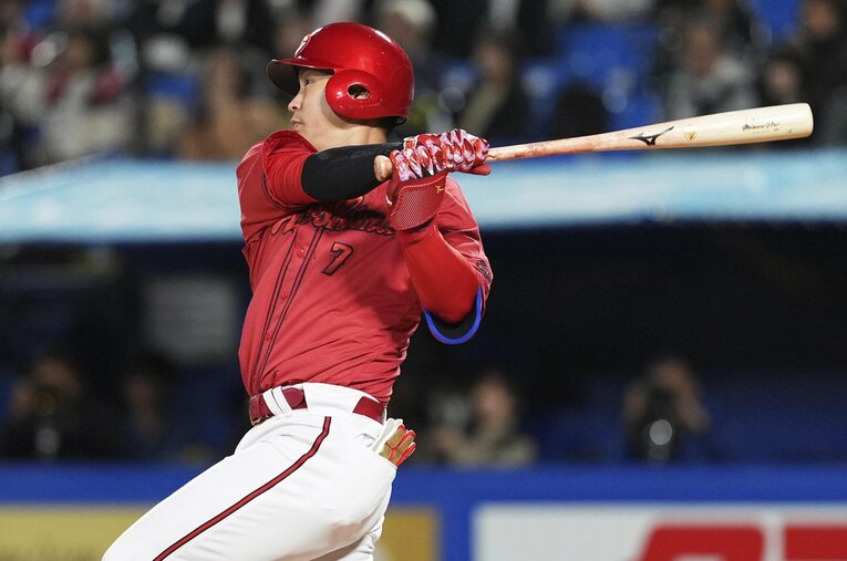 今季序盤は四番を任されることもあったが、結果を残せず、打率.186にとどまった堂林 ／ photograph by KYODO