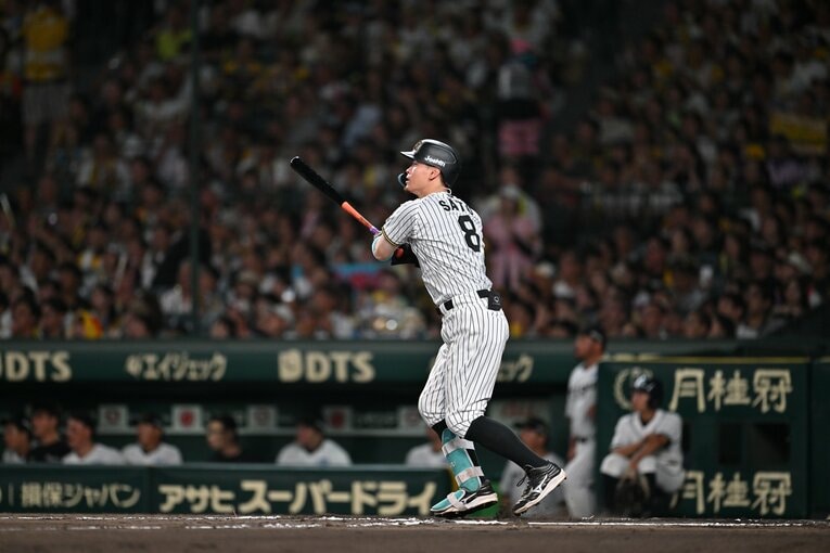 【連続写真】サトテルの見事な一発！　©Hideki Sugiyama