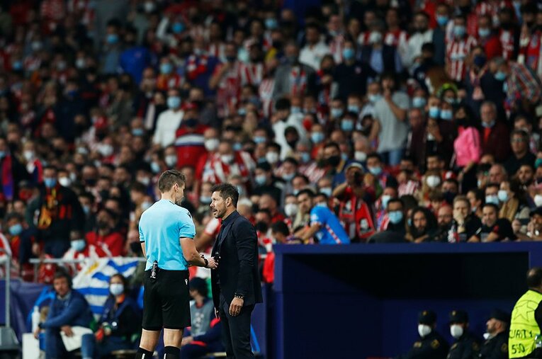 レフリーに注文をつけるシメオネ監督。クロップ監督との丁々発止のやり合いにも名将感が漂っていた ／ photograph by Daisuke Nakashima