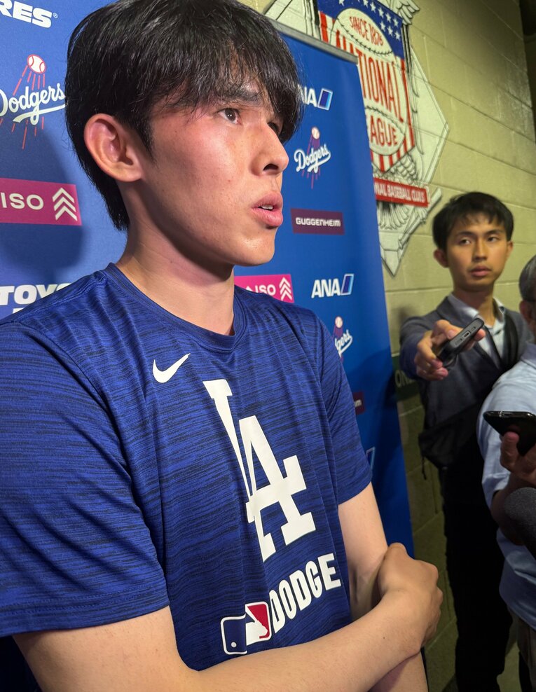 初リリーフ後、取材に応じる佐々木　©Naoyuki Yanagihara