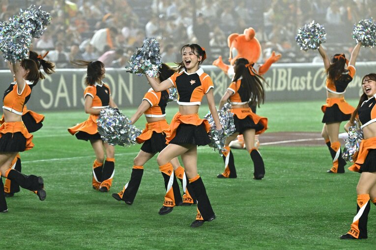 試合を盛り上げる巨人の公式マスコットガール「VENUS」　©Hideki Sugiyama