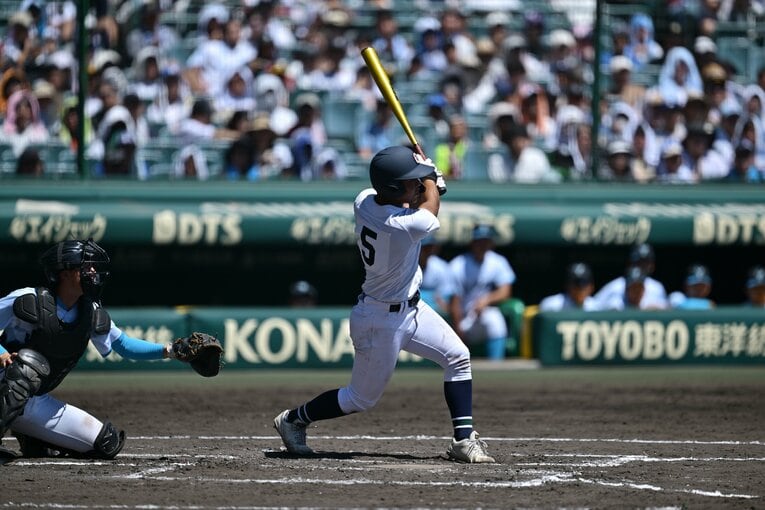 打撃でも活躍した安谷屋　©Hideki Sugiyama