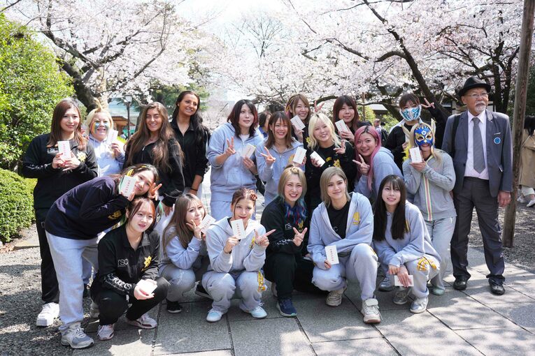 靖国神社の桜をバックに記念撮影するマリーゴールドの選手たち。3月29日　©Essei Hara