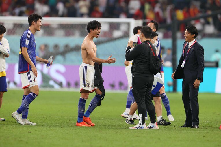 スペイン戦後、冨安健洋と喜び合う三笘薫　©Kaoru Watanabe/JMPA