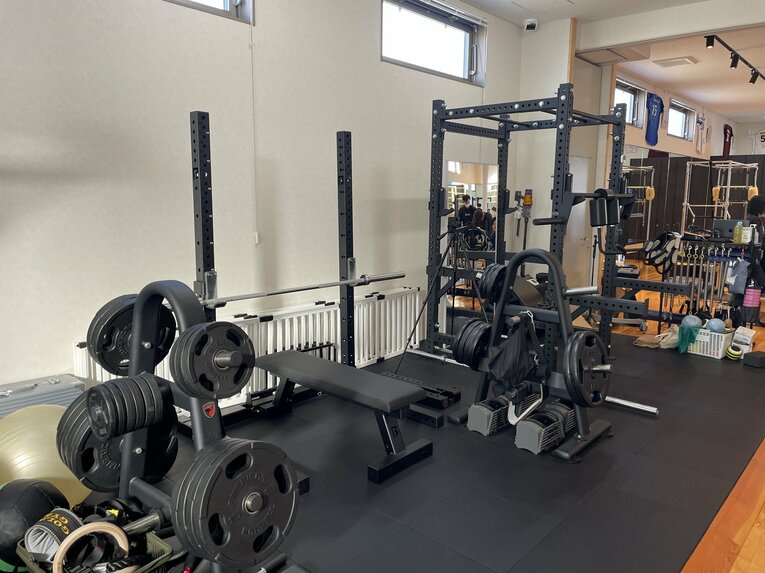 森原が自主トレを行う「Studio TAIKA」のウェイト器具　©Takashi Ishizuka